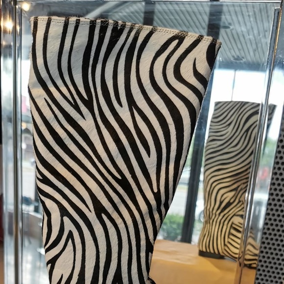 Zebra print knee high boots - Picture 2 of 2